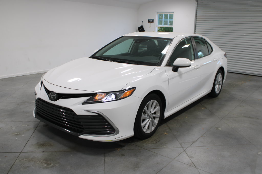 Used 2022 Toyota Camry LE FWD image 4