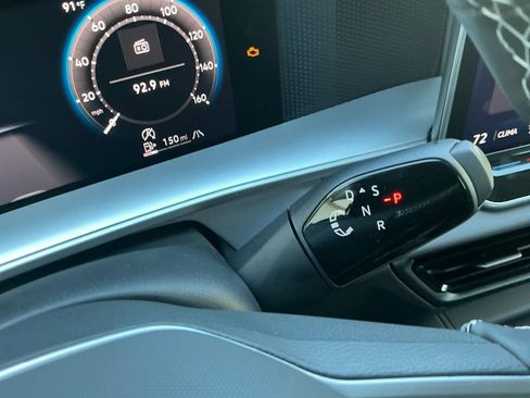 New 2025 Volkswagen Tiguan SE image 18