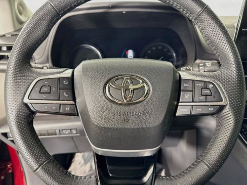 Used 2023 Toyota Sienna Limited FWD image 17