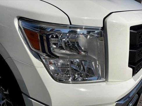 Used 2023 Nissan Titan SV image 7