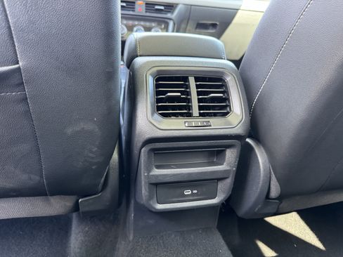 Used 2023 Volkswagen Taos SE w/ Panoramic Sunroof Package FWD image 31