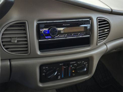 Used 2003 Buick Century Custom image 26