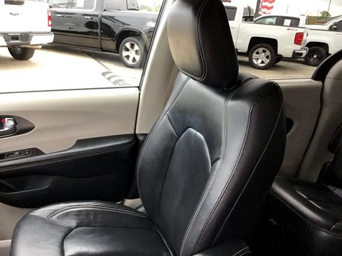 Used 2022 Chrysler Pacifica Touring-L image 17