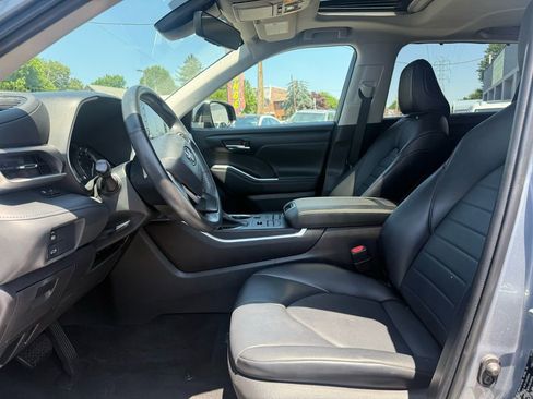 Used 2022 Toyota Highlander XLE AWD/4WD image 19