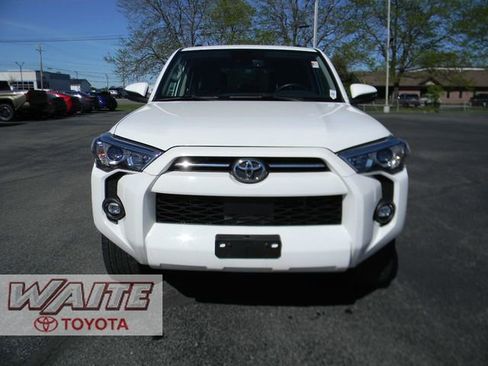 Used 2022 Toyota 4Runner SR5 Premium w/ Moonroof Package AWD/4WD image 6