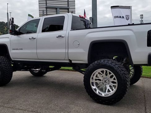 Used 2019 GMC Sierra 2500 Denali w/ Duramax Plus Package AWD/4WD image 6