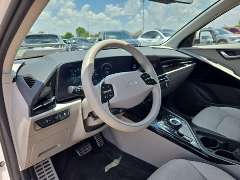 Certified 2023 Kia Niro Wave w/ Wave Preserve Package FWD image 2
