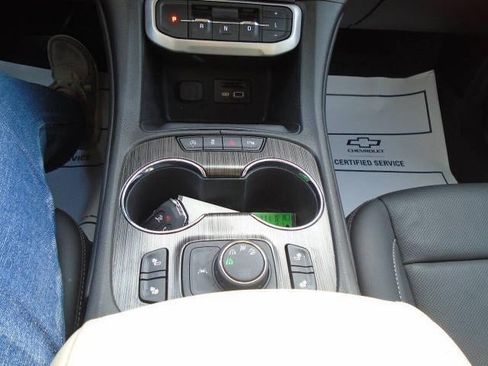 Used 2023 GMC Acadia SLT w/ Elevation Edition image 17