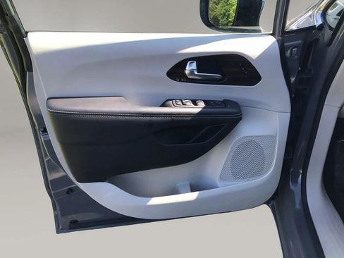 Used 2023 Chrysler Pacifica Limited FWD image 11