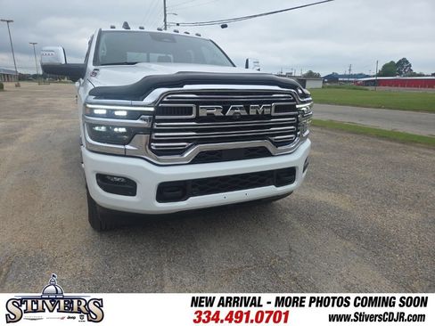 Used 2025 RAM 2500 Laramie AWD/4WD image 2