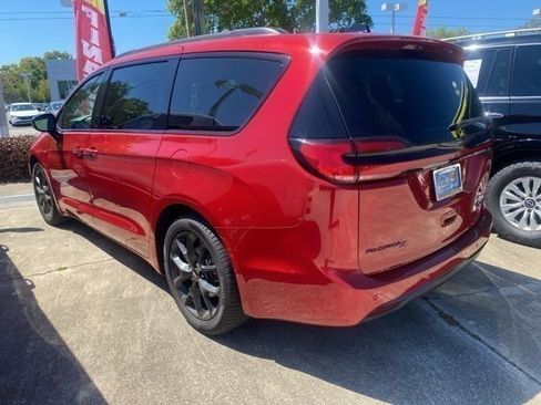 Used 2025 Chrysler Pacifica Limited image 6