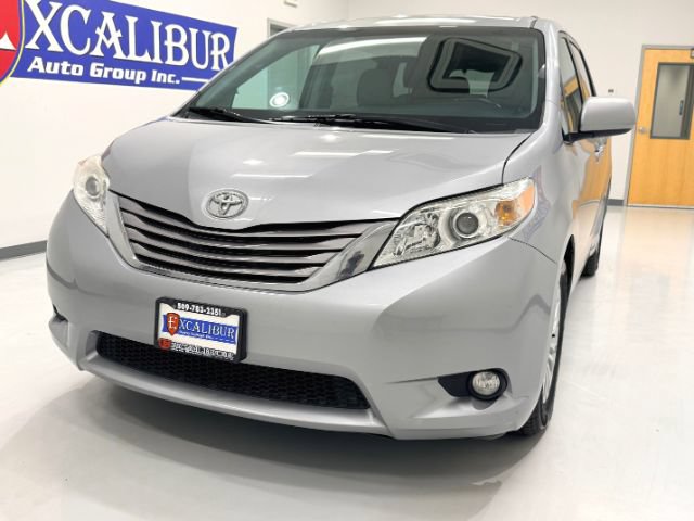 Used 2017 Toyota Sienna XLE w/ XLE Navigation Package FWD image 3