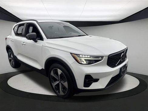Used 2023 Volvo XC40 B5 Plus w/ Driver Assist Package image 4