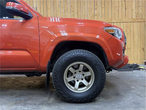 Used 2017 Toyota Tacoma TRD Sport AWD/4WD image 3