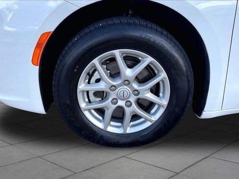 Used 2025 Chrysler Pacifica Select FWD image 10