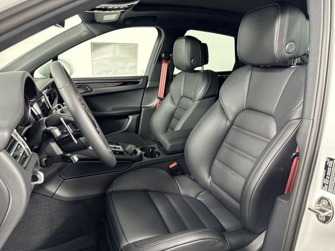 Certified 2025 Porsche Macan image 5