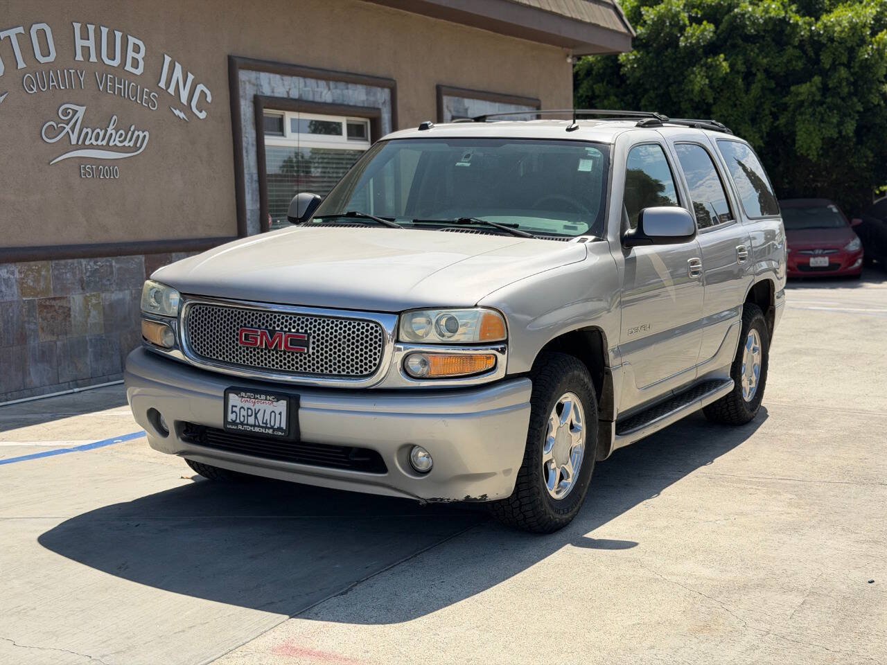 Used 2004 GMC Yukon Denali AWD/4WD image 2