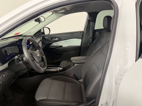 Used 2025 Chevrolet Trax LT FWD image 21