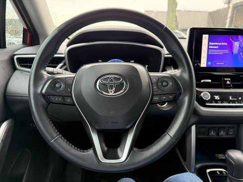 Used 2023 Toyota Corolla Cross XLE FWD image 7