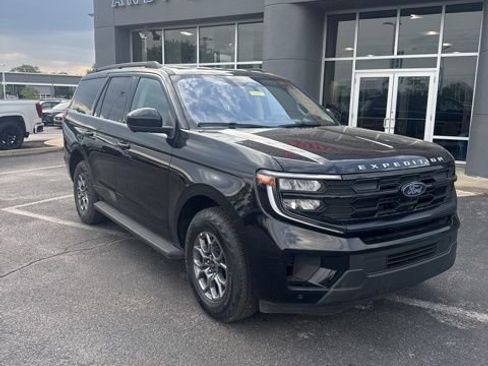 Used 2025 Ford Expedition Active AWD/4WD image 2