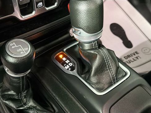 Used 2024 Jeep Wrangler Unlimited Sahara w/ Technology Group AWD/4WD image 17