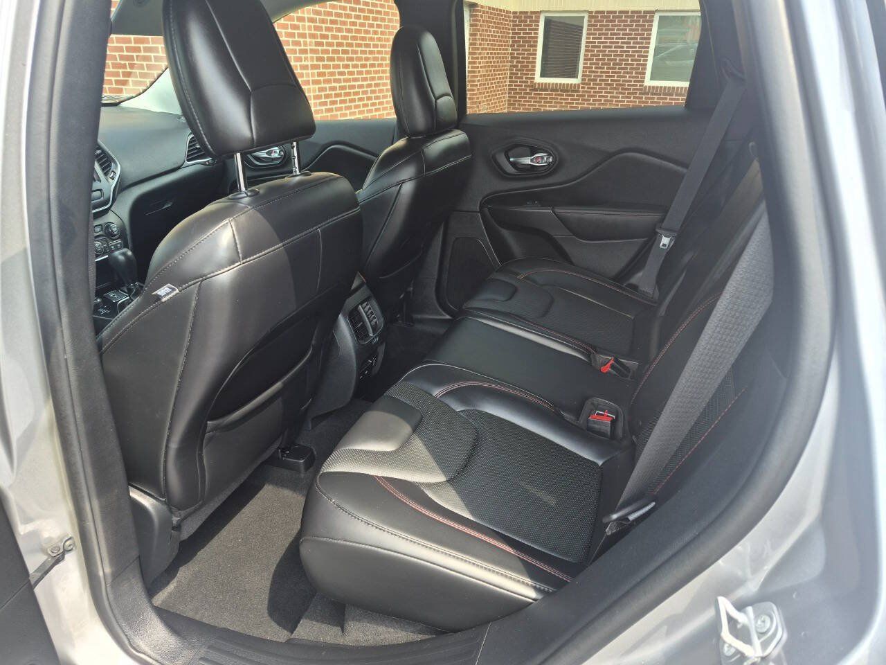 Used 2019 Jeep Cherokee Trailhawk AWD/4WD image 9
