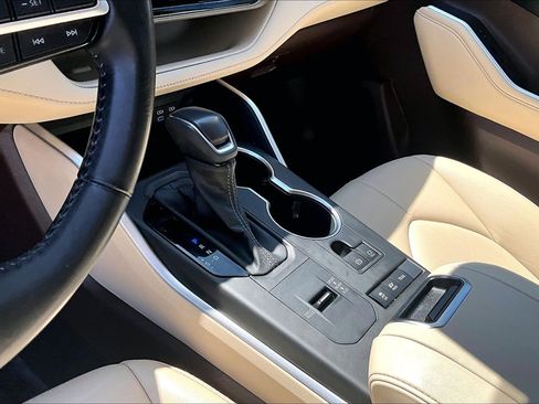 Used 2022 Toyota Highlander XLE image 16