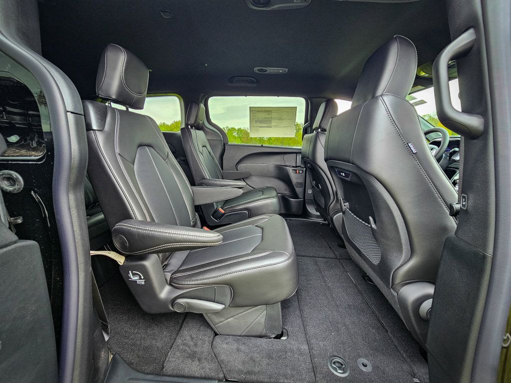New 2027 Chrysler Pacifica Select AWD/4WD image 39