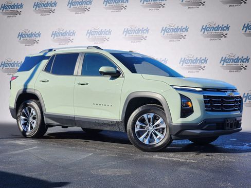 Used 2025 Chevrolet Equinox LT w/ Convenience Package II image 2