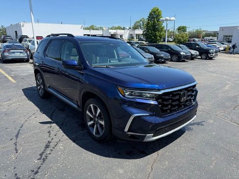 Used 2023 Honda Pilot Touring image 4