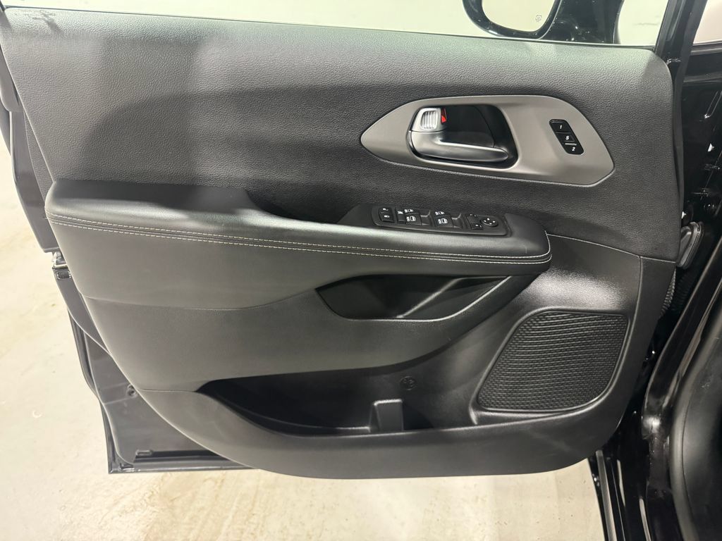 Used 2025 Chrysler Pacifica Select FWD image 17