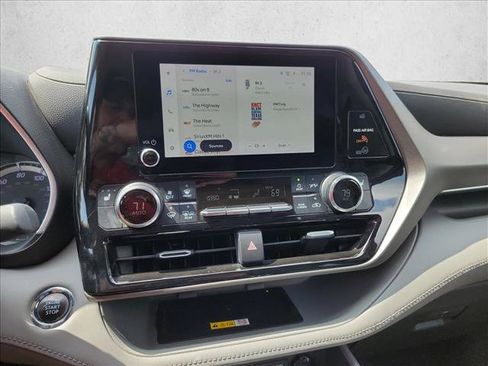 Used 2023 Toyota Highlander XLE FWD image 19