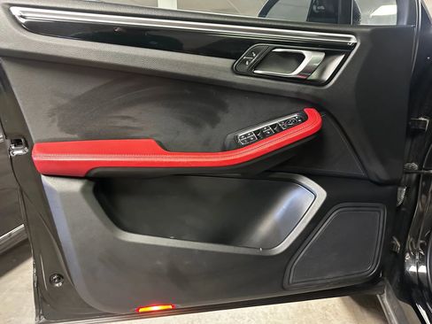 Used 2018 Porsche Macan image 15