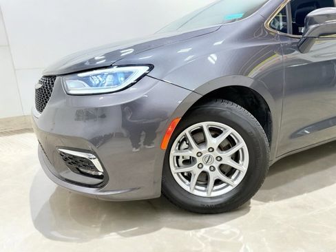 Used 2022 Chrysler Pacifica Touring-L image 2
