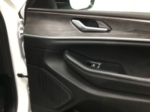 Used 2024 Jeep Grand Cherokee Limited image 23