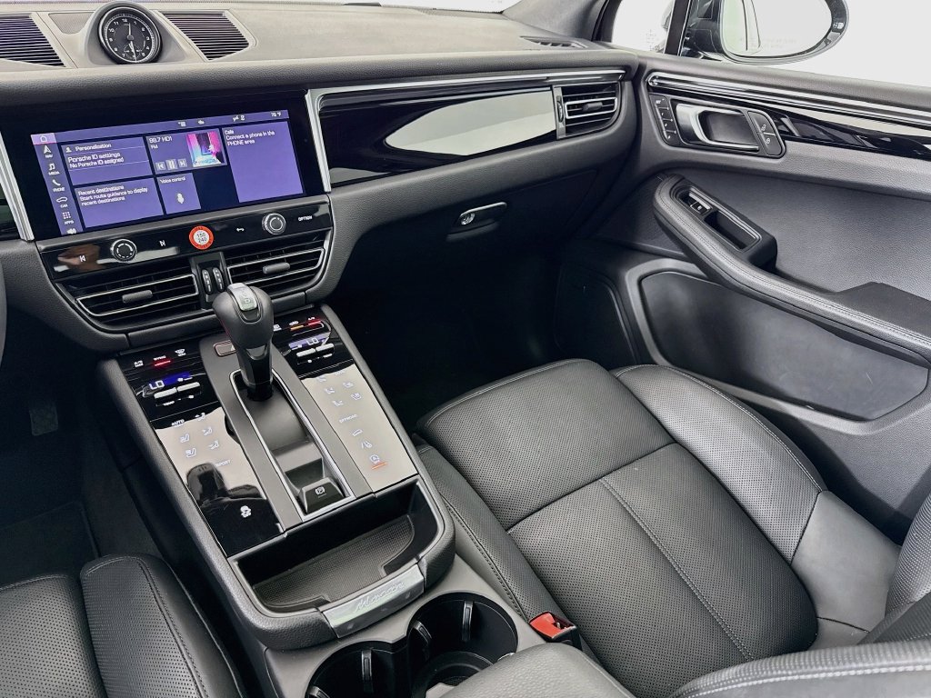 Certified 2025 Porsche Macan AWD/4WD image 26