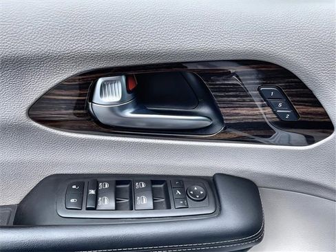 Used 2023 Chrysler Pacifica Limited image 14