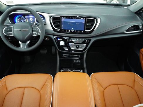 Used 2024 Chrysler Pacifica Pinnacle w/ Trailer Tow Group image 23