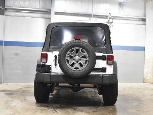 Used 2015 Jeep Wrangler Unlimited Rubicon w/ Connectivity Group image 19
