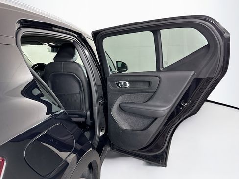 Used 2025 Volvo XC40 B5 Plus image 32