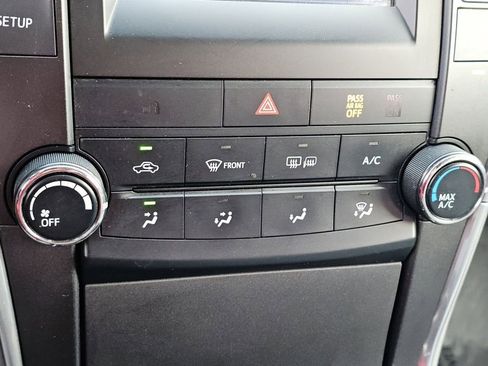 Used 2015 Toyota Camry LE image 12