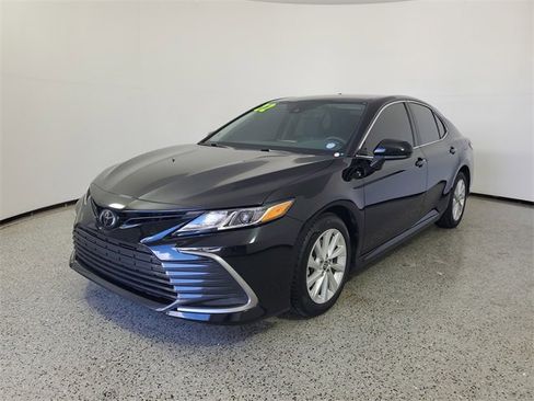 Used 2022 Toyota Camry LE image 2