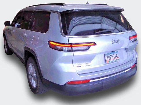 Used 2022 Jeep Grand Cherokee L Laredo w/ Luxury Tech Group I AWD/4WD image 6