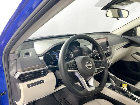 Used 2025 Nissan Altima 2.5 SV image 10