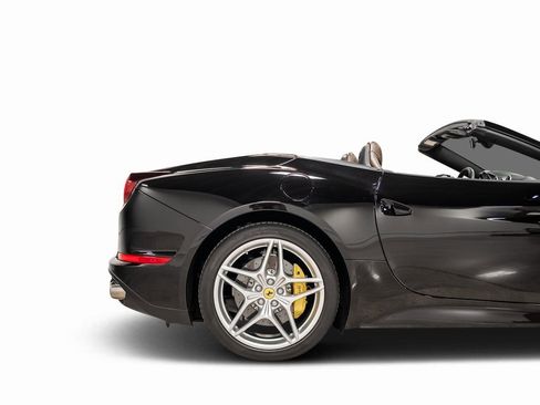 Used 2015 Ferrari California T image 29