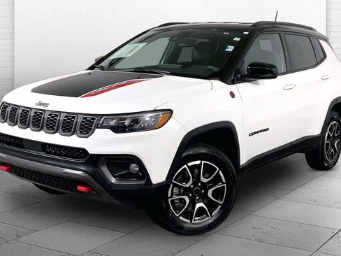 Used 2025 Jeep Compass Trailhawk AWD/4WD image 12