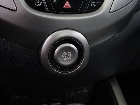 Used 2013 Hyundai Veloster w/ Tech Pkg FWD image 10