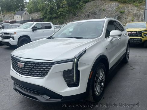 Used 2024 Cadillac XT4 Premium Luxury AWD/4WD image 4