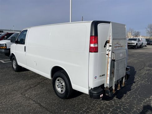 Used 2021 Chevrolet Express 3500 w/ Driver Convenience Package image 9
