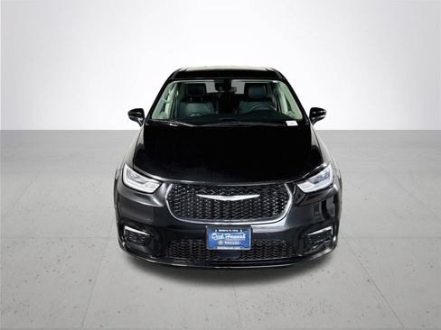 Used 2023 Chrysler Pacifica Touring-L FWD image 3